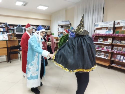 В Верхнеуслонской библиотеке для старшего поколения провели новогодний огонёк