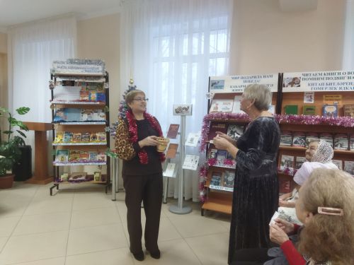 В Верхнеуслонской библиотеке для старшего поколения провели новогодний огонёк