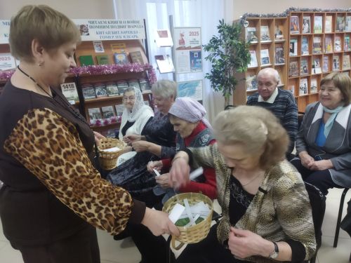 В Верхнеуслонской библиотеке для старшего поколения провели новогодний огонёк