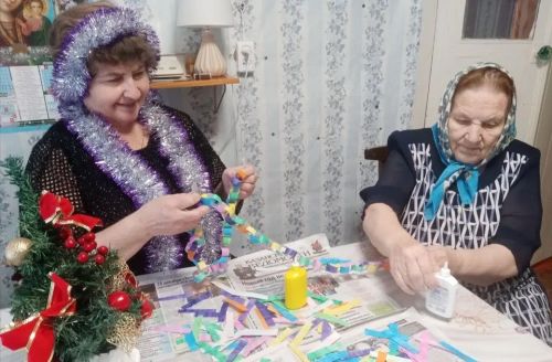 Соцработники принесли новогоднее настроение пожилым людям на дом