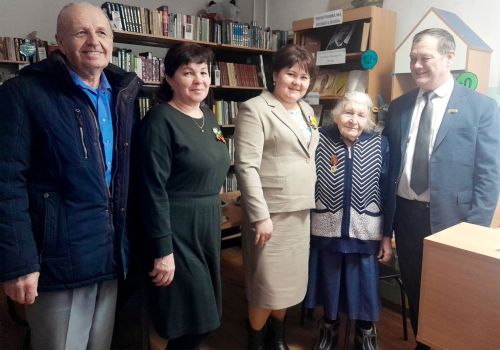 Труженице тыла из Маматкозина вручили медаль по случаю юбилея Победы