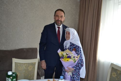 Алексей Песошин вручил медаль труженице тыла из Верхнего Услона