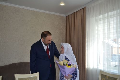 Алексей Песошин вручил медаль труженице тыла из Верхнего Услона