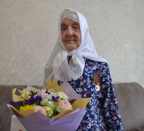 Алексей Песошин вручил медаль труженице тыла из Верхнего Услона