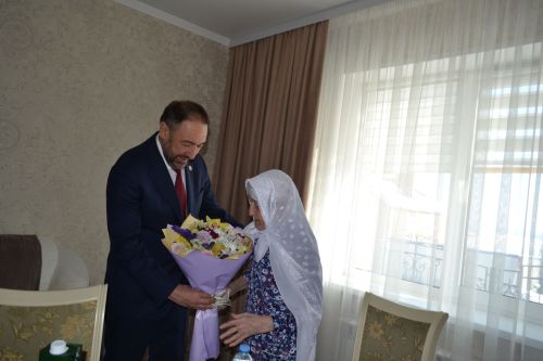 Алексей Песошин вручил медаль труженице тыла из Верхнего Услона