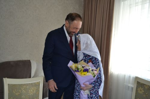 Алексей Песошин вручил медаль труженице тыла из Верхнего Услона