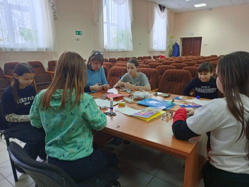 В Макулове провели мастер класс «Мы для папы мастерим»
