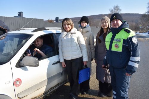 В Верхнеуслонском районе водителей поздравили с Днем защитника Отечества