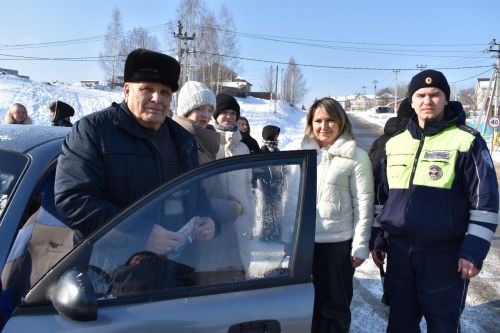 В Верхнеуслонском районе водителей поздравили с Днем защитника Отечества