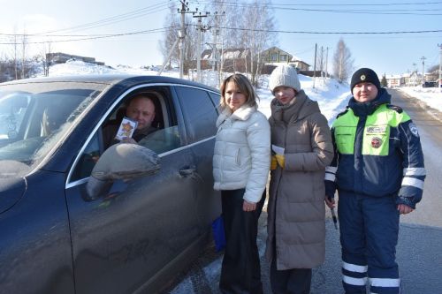 В Верхнеуслонском районе водителей поздравили с Днем защитника Отечества