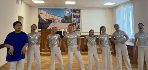 Юные артисты поздравили медиков и полицейских