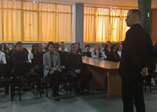 Яшьләр клубында хәрби ветеран белән очраштылар
