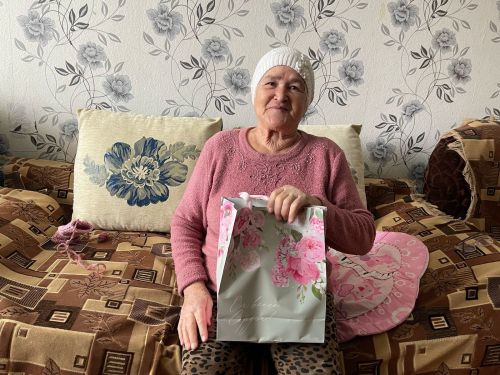 В Верхнеуслонском районе соцработники поздравили подопечных с 8 марта