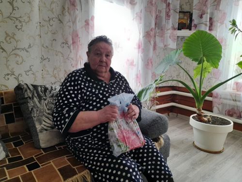 В Верхнеуслонском районе соцработники поздравили подопечных с 8 марта
