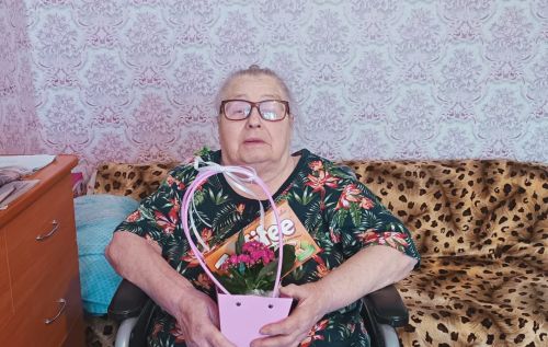 В Верхнеуслонском районе соцработники поздравили подопечных с 8 марта