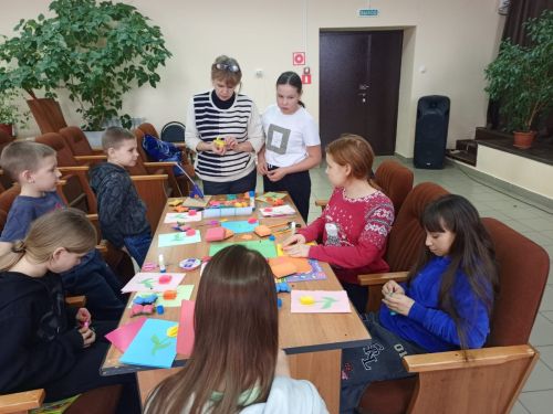 В Макуловском Доме культуры мастерили подарки мамам