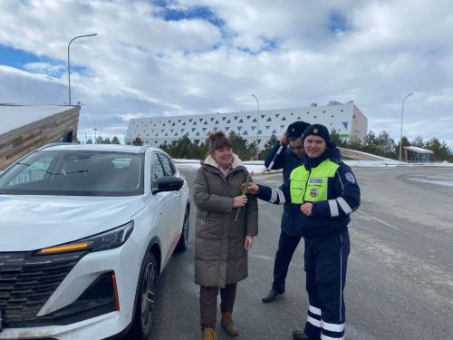 В Верхнем Услоне и Иннополисе девушек с 8 марта поздравлял Чебурашка
