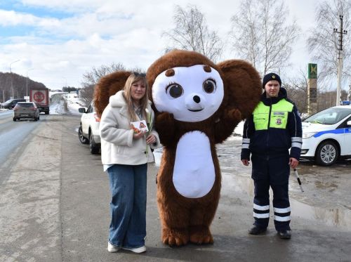 В Верхнем Услоне и Иннополисе девушек с 8 марта поздравлял Чебурашка