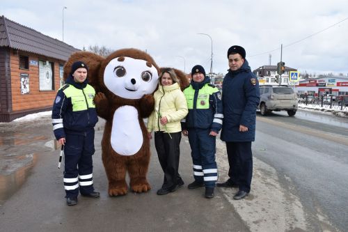 В Верхнем Услоне и Иннополисе девушек с 8 марта поздравлял Чебурашка