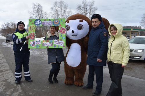В Верхнем Услоне и Иннополисе девушек с 8 марта поздравлял Чебурашка