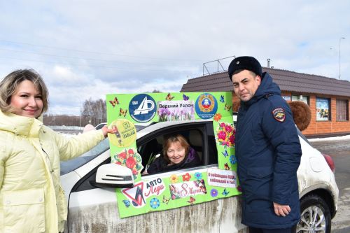 В Верхнем Услоне и Иннополисе девушек с 8 марта поздравлял Чебурашка