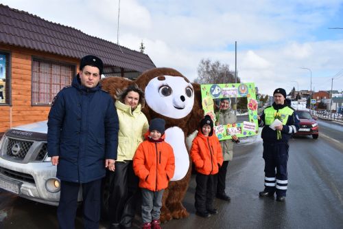 В Верхнем Услоне и Иннополисе девушек с 8 марта поздравлял Чебурашка