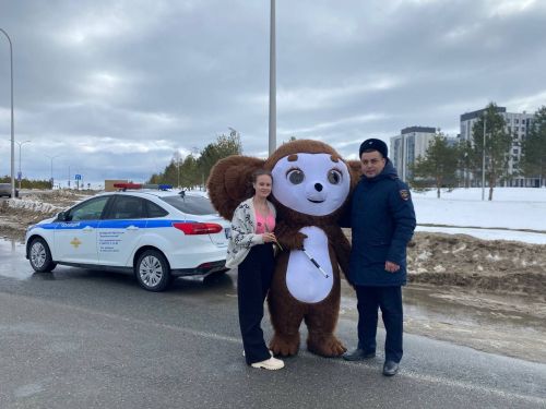 В Верхнем Услоне и Иннополисе девушек с 8 марта поздравлял Чебурашка