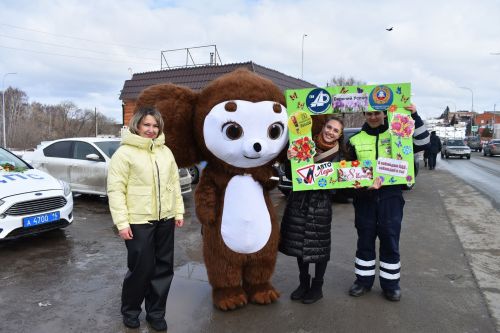 В Верхнем Услоне и Иннополисе девушек с 8 марта поздравлял Чебурашка