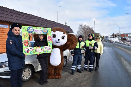В Верхнем Услоне и Иннополисе девушек с 8 марта поздравлял Чебурашка