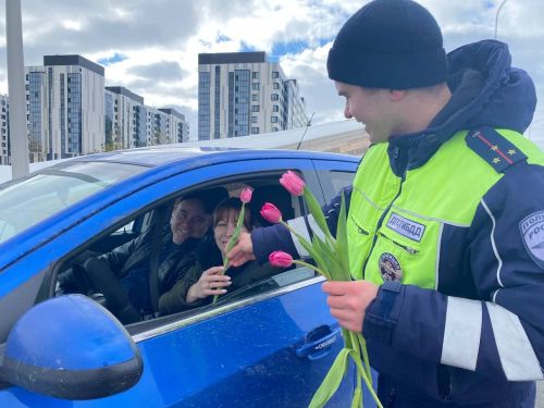 В Верхнем Услоне и Иннополисе девушек с 8 марта поздравлял Чебурашка