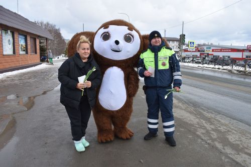 В Верхнем Услоне и Иннополисе девушек с 8 марта поздравлял Чебурашка
