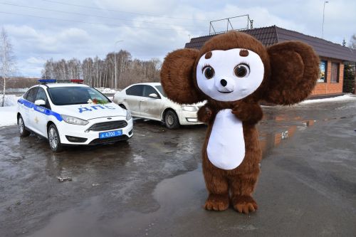 В Верхнем Услоне и Иннополисе девушек с 8 марта поздравлял Чебурашка