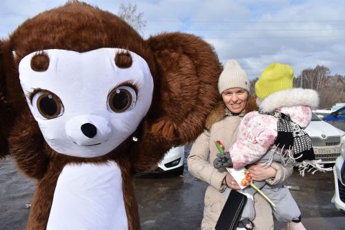 В Верхнем Услоне и Иннополисе девушек с 8 марта поздравлял Чебурашка