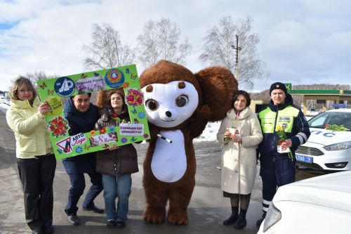В Верхнем Услоне и Иннополисе девушек с 8 марта поздравлял Чебурашка