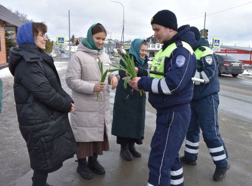 В Верхнем Услоне и Иннополисе девушек с 8 марта поздравлял Чебурашка