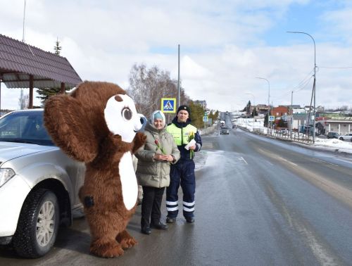 В Верхнем Услоне и Иннополисе девушек с 8 марта поздравлял Чебурашка