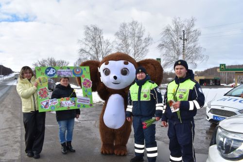 В Верхнем Услоне и Иннополисе девушек с 8 марта поздравлял Чебурашка