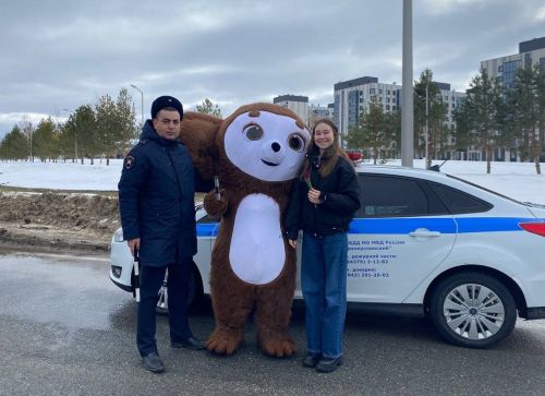 В Верхнем Услоне и Иннополисе девушек с 8 марта поздравлял Чебурашка