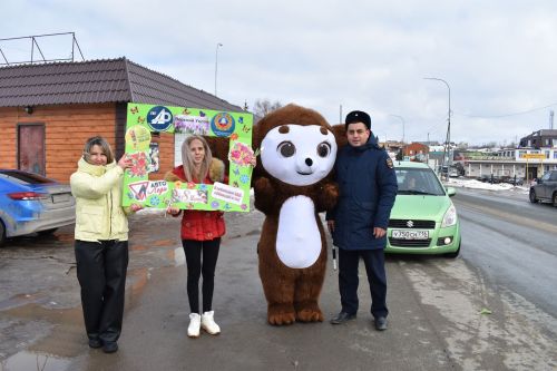 В Верхнем Услоне и Иннополисе девушек с 8 марта поздравлял Чебурашка