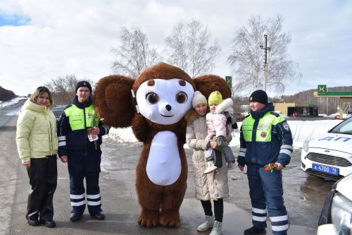 В Верхнем Услоне и Иннополисе девушек с 8 марта поздравлял Чебурашка
