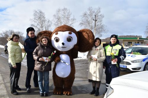 В Верхнем Услоне и Иннополисе девушек с 8 марта поздравлял Чебурашка