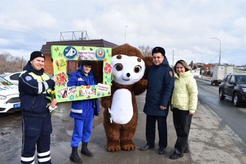 В Верхнем Услоне и Иннополисе девушек с 8 марта поздравлял Чебурашка
