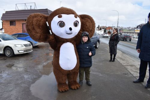 В Верхнем Услоне и Иннополисе девушек с 8 марта поздравлял Чебурашка