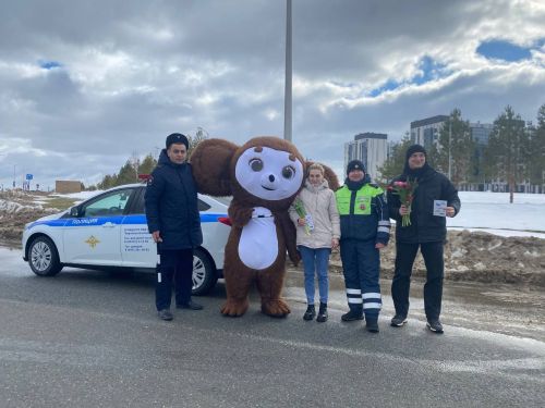 В Верхнем Услоне и Иннополисе девушек с 8 марта поздравлял Чебурашка