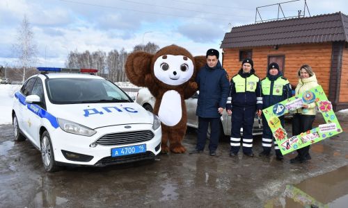 В Верхнем Услоне и Иннополисе девушек с 8 марта поздравлял Чебурашка
