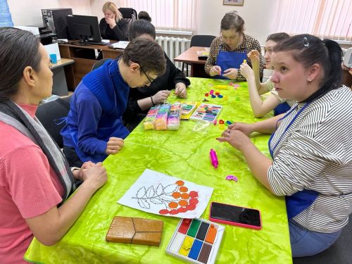 Лепка как терапия: как занятия в «Островке надежды» помогают участникам