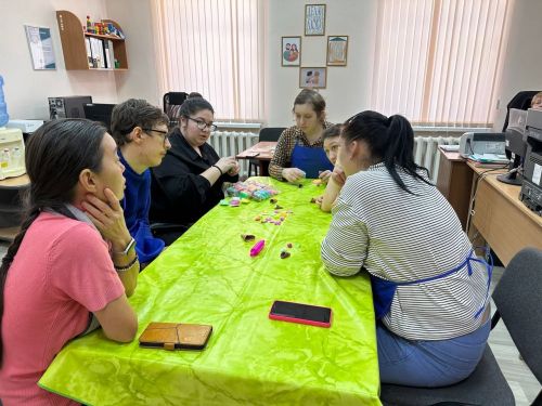 Лепка как терапия: как занятия в «Островке надежды» помогают участникам