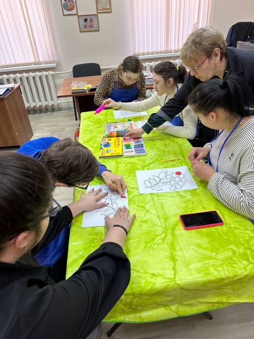 Лепка как терапия: как занятия в «Островке надежды» помогают участникам