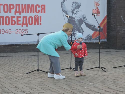 «В 6 часов вечера после войны»: Верхний Услон спел в память о подвиге