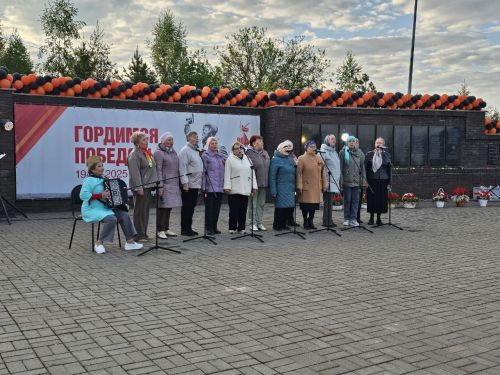«В 6 часов вечера после войны»: Верхний Услон спел в память о подвиге